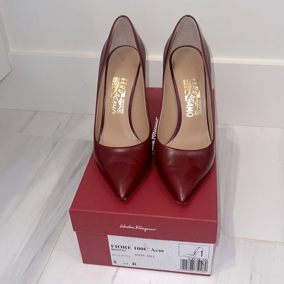 SALVATORE FERRAGAMO super flattering deep red stiletto pumps-EUC - Picture 2 of 8